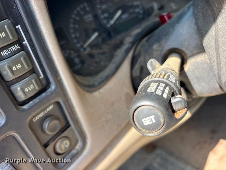 image for item ET0397 2002 Chevrolet Silverado 2500HD Ext. Cab pickup truck