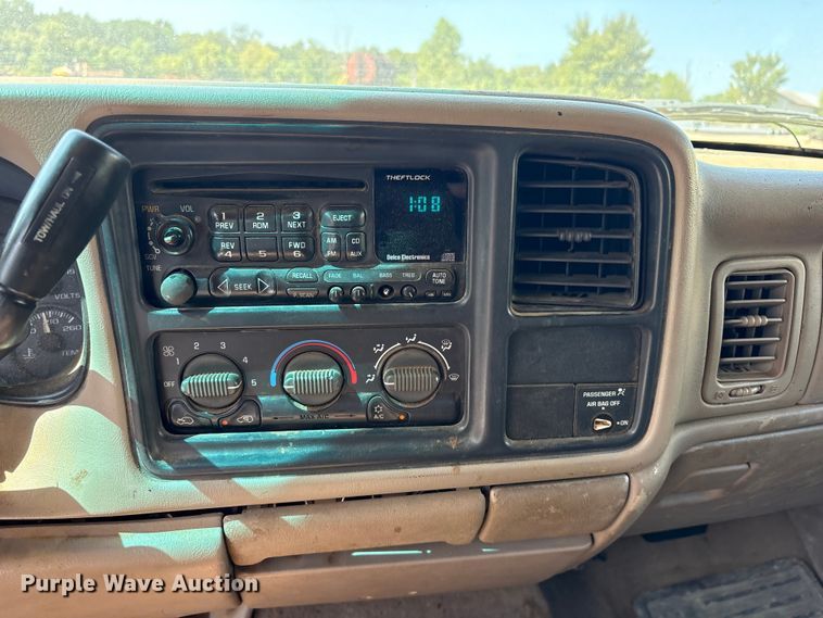 image for item ET0397 2002 Chevrolet Silverado 2500HD Ext. Cab pickup truck