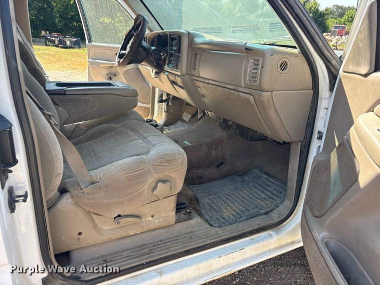 image for item ET0397 2002 Chevrolet Silverado 2500HD Ext. Cab pickup truck