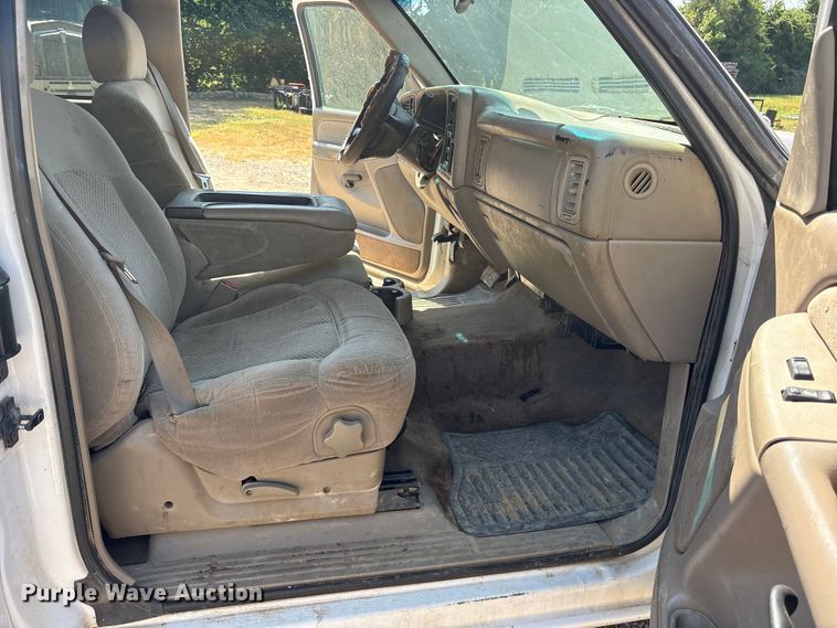image for item ET0397 2002 Chevrolet Silverado 2500HD Ext. Cab pickup truck