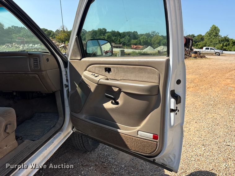 image for item ET0397 2002 Chevrolet Silverado 2500HD Ext. Cab pickup truck