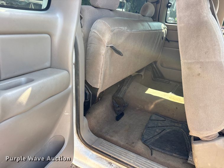 image for item ET0397 2002 Chevrolet Silverado 2500HD Ext. Cab pickup truck
