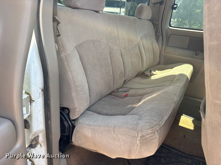 image for item ET0397 2002 Chevrolet Silverado 2500HD Ext. Cab pickup truck