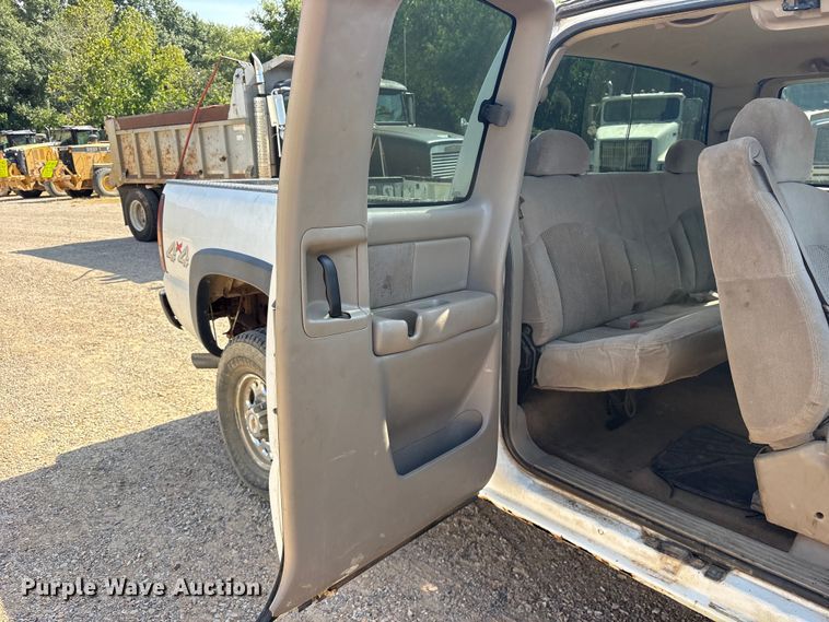 image for item ET0397 2002 Chevrolet Silverado 2500HD Ext. Cab pickup truck