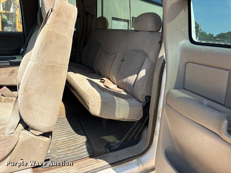 image for item ET0397 2002 Chevrolet Silverado 2500HD Ext. Cab pickup truck