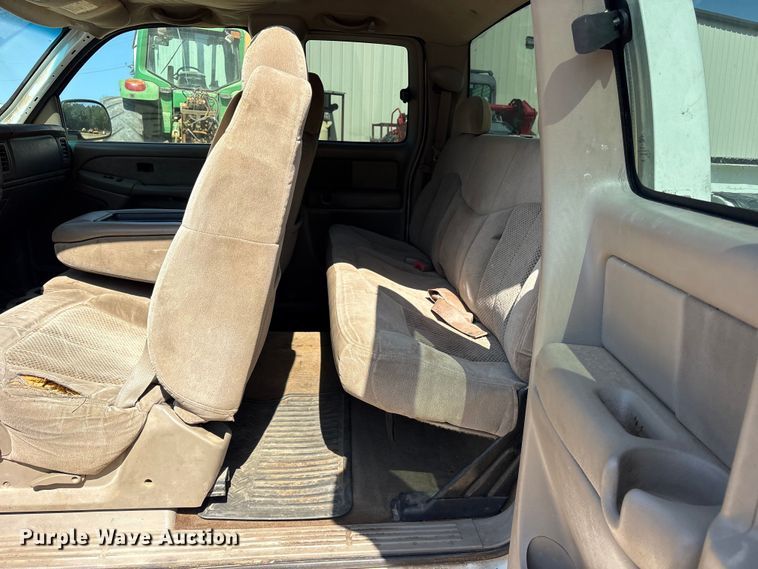 image for item ET0397 2002 Chevrolet Silverado 2500HD Ext. Cab pickup truck