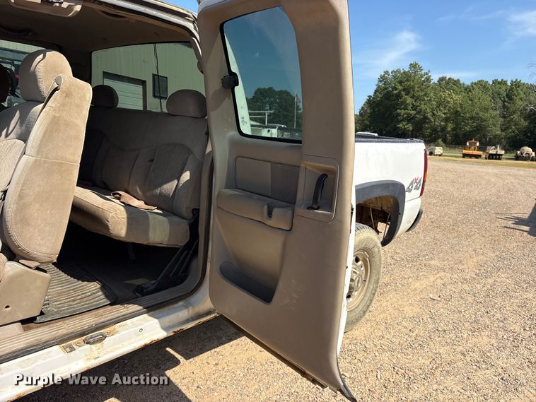 image for item ET0397 2002 Chevrolet Silverado 2500HD Ext. Cab pickup truck