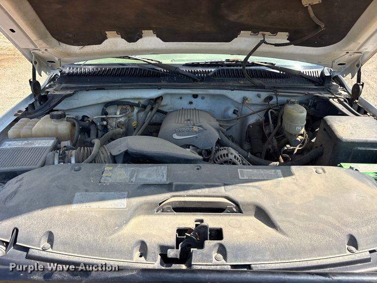 image for item ET0397 2002 Chevrolet Silverado 2500HD Ext. Cab pickup truck