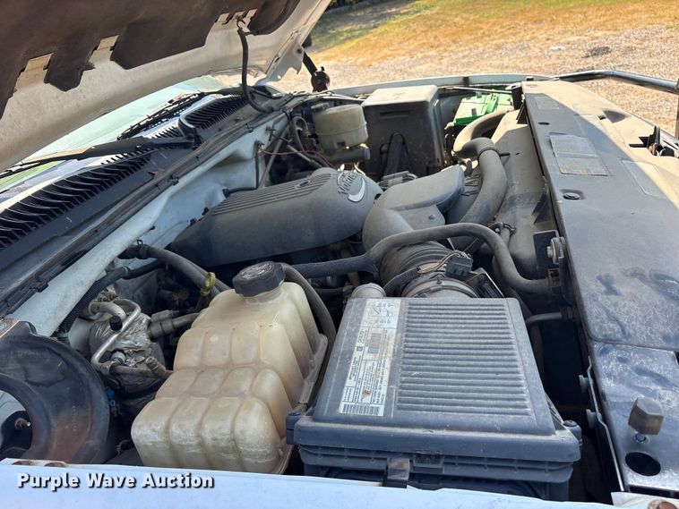 image for item ET0397 2002 Chevrolet Silverado 2500HD Ext. Cab pickup truck