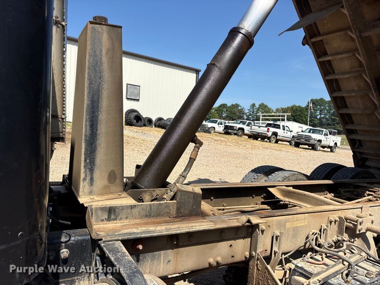 image for item ET0398 1996 Freightliner FDL112 dump truck