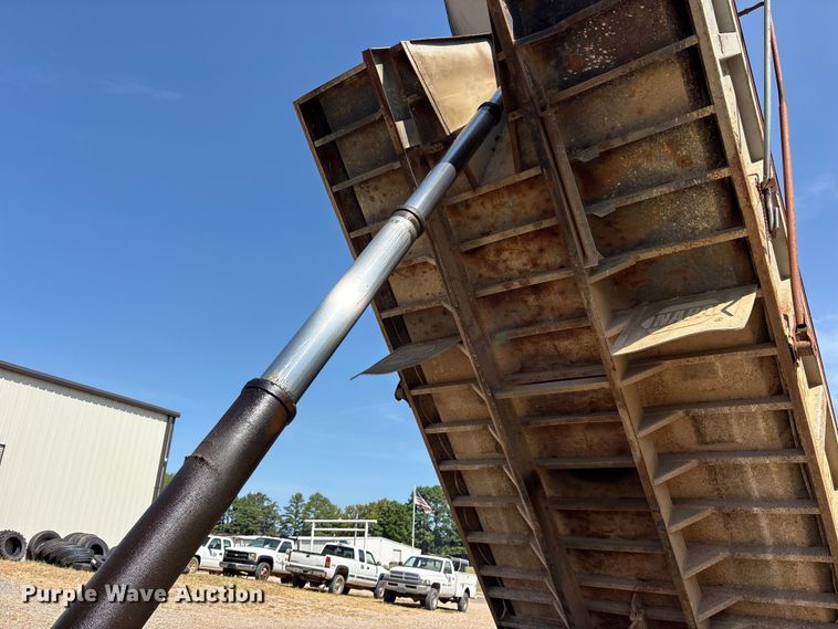 image for item ET0398 1996 Freightliner FDL112 dump truck