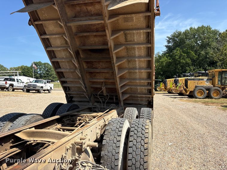 image for item ET0398 1996 Freightliner FDL112 dump truck