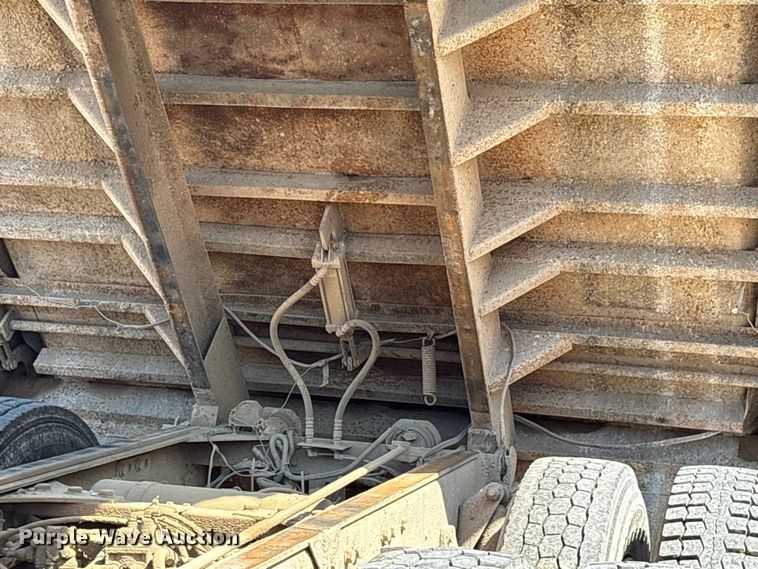 image for item ET0398 1996 Freightliner FDL112 dump truck