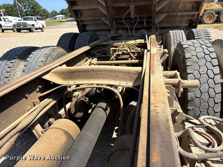 image for item ET0398 1996 Freightliner FDL112 dump truck