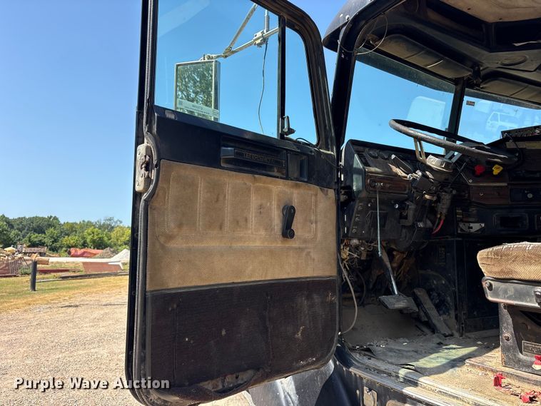 image for item ET0398 1996 Freightliner FDL112 dump truck