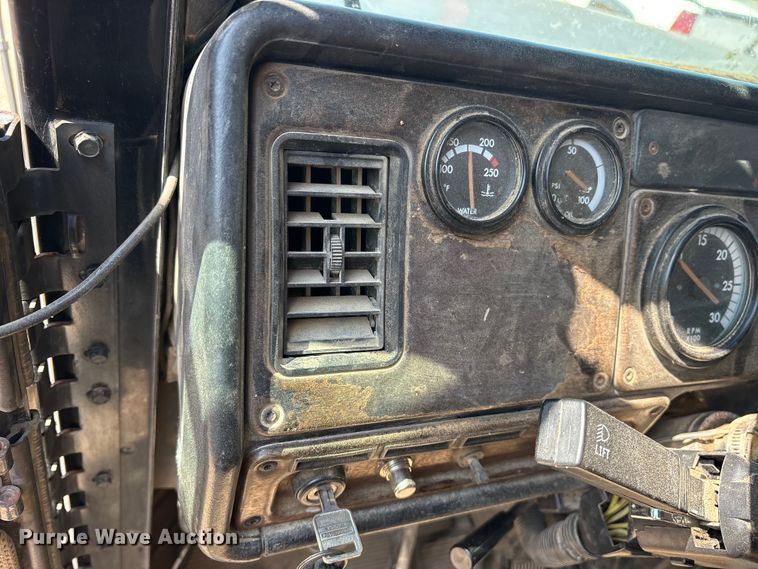 image for item ET0398 1996 Freightliner FDL112 dump truck