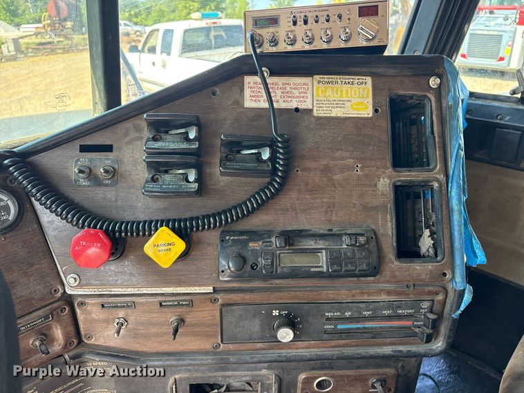 image for item ET0398 1996 Freightliner FDL112 dump truck