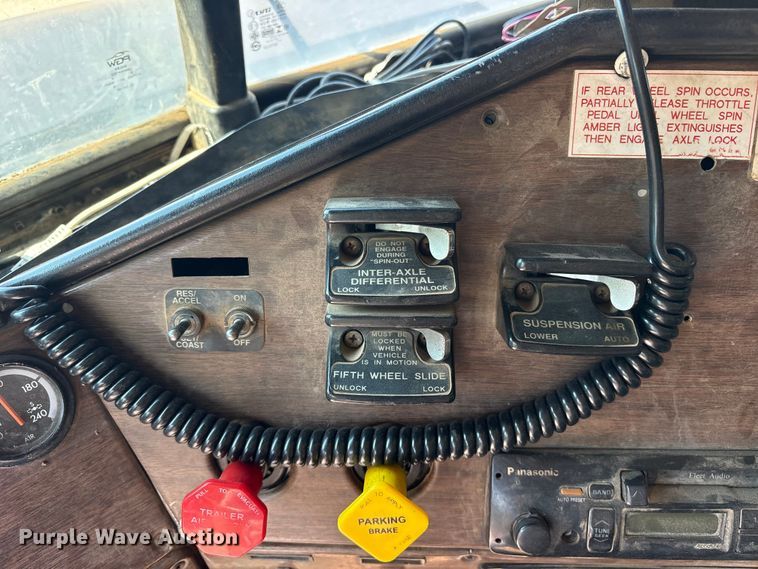 image for item ET0398 1996 Freightliner FDL112 dump truck