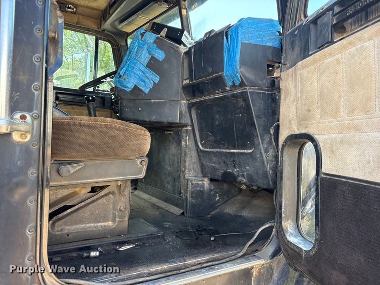 image for item ET0398 1996 Freightliner FDL112 dump truck