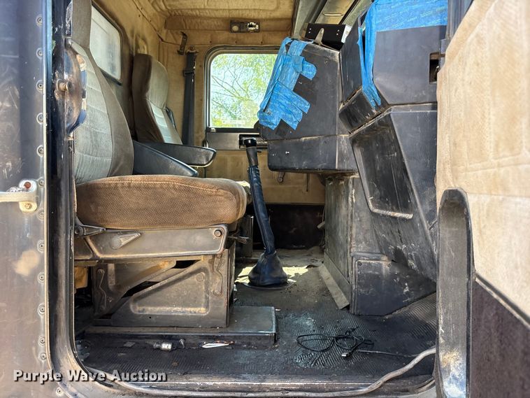 image for item ET0398 1996 Freightliner FDL112 dump truck