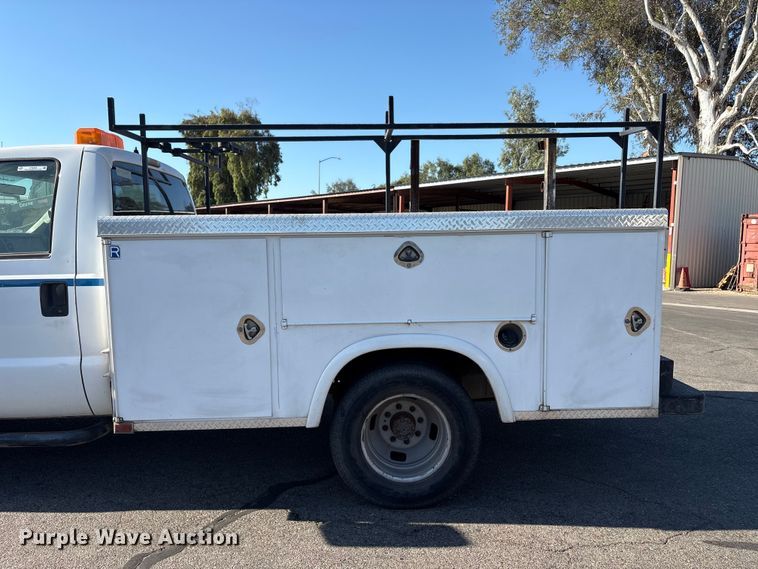 image for item ET0569 2008 Ford F350 Super Duty utility bed pickup truck