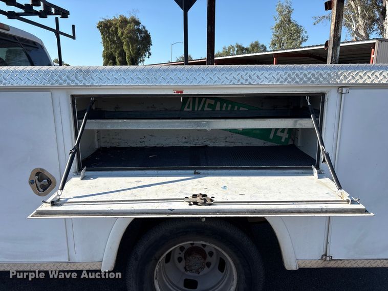 image for item ET0569 2008 Ford F350 Super Duty utility bed pickup truck