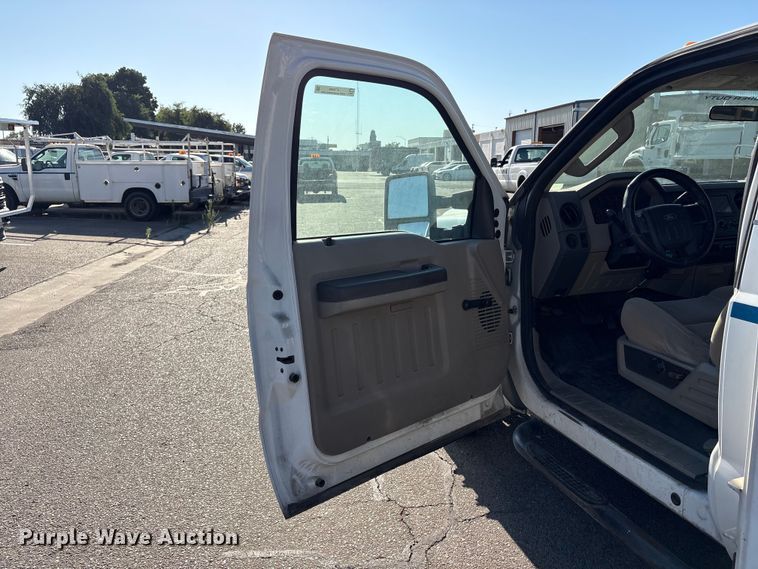 image for item ET0569 2008 Ford F350 Super Duty utility bed pickup truck