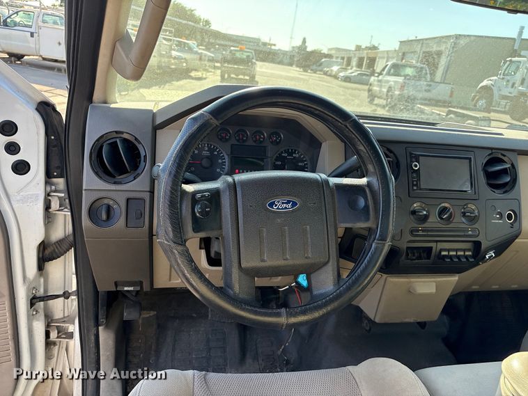 image for item ET0569 2008 Ford F350 Super Duty utility bed pickup truck