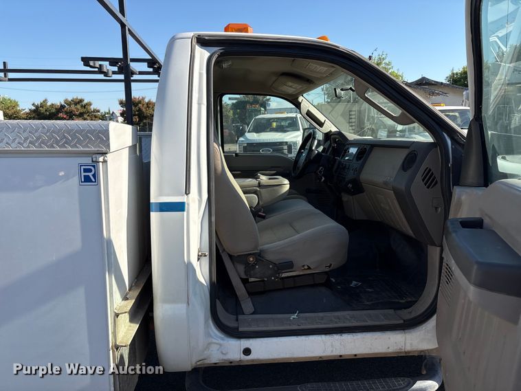 image for item ET0569 2008 Ford F350 Super Duty utility bed pickup truck
