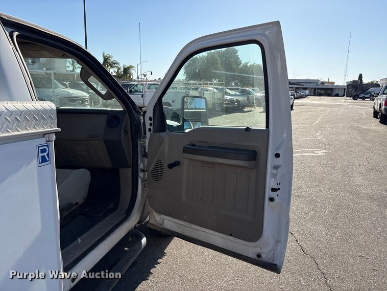 image for item ET0569 2008 Ford F350 Super Duty utility bed pickup truck