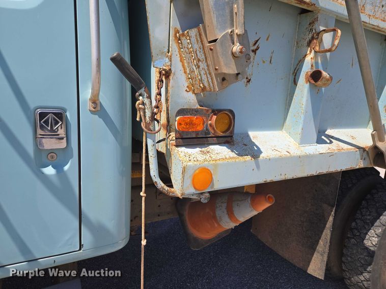image for item ET5169 1993 International 4600 dump truck