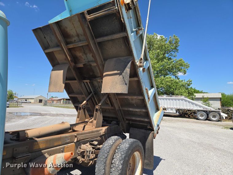 image for item ET5169 1993 International 4600 dump truck
