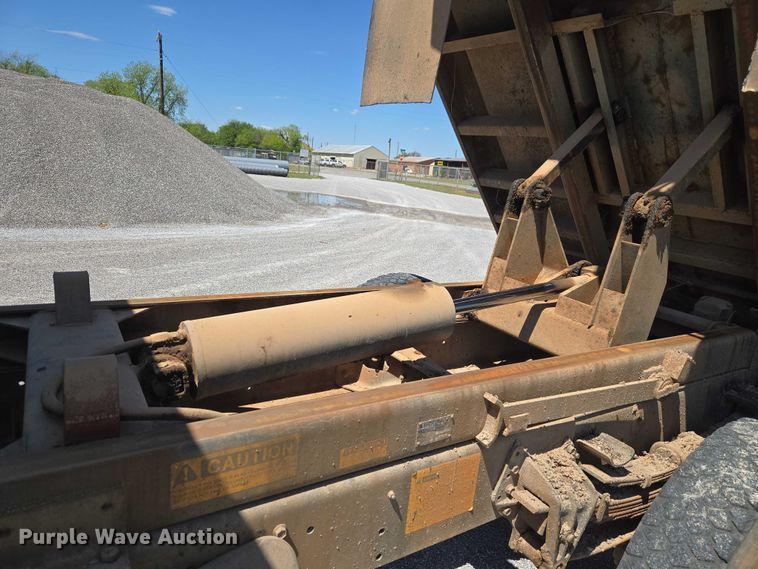 image for item ET5169 1993 International 4600 dump truck