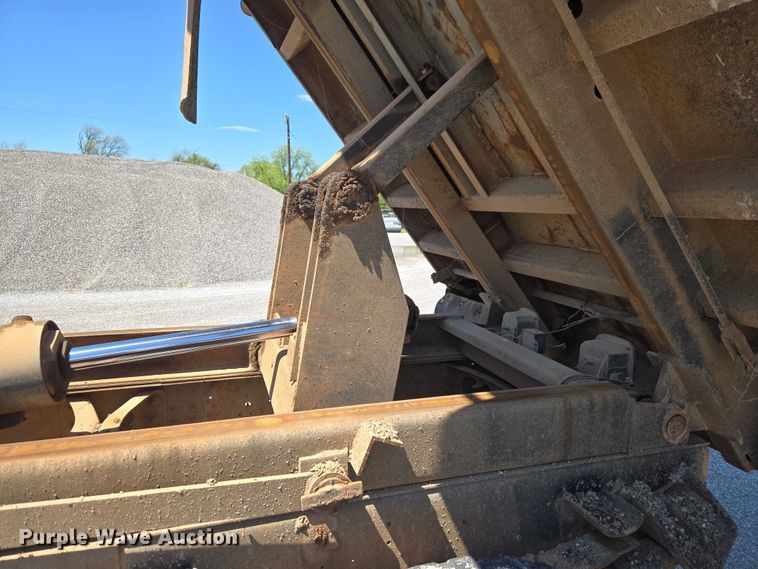 image for item ET5169 1993 International 4600 dump truck