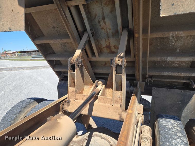 image for item ET5169 1993 International 4600 dump truck