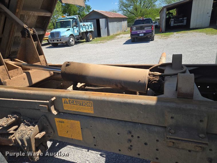 image for item ET5169 1993 International 4600 dump truck