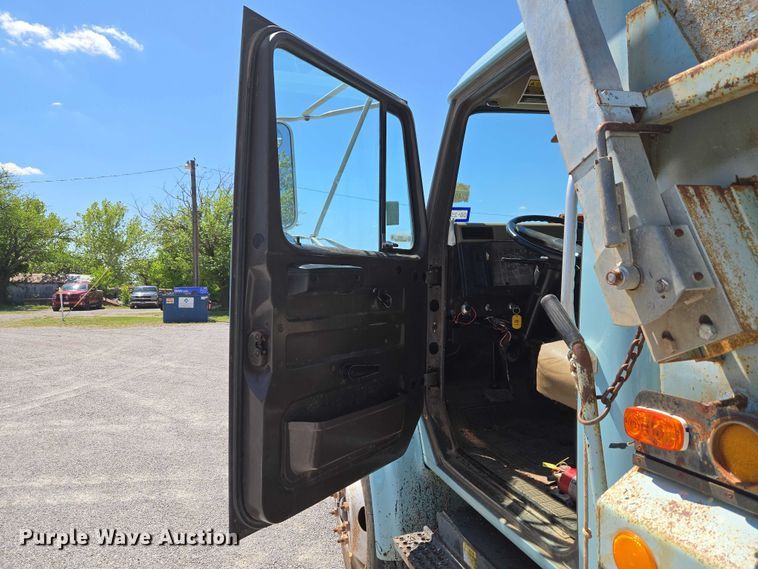 image for item ET5169 1993 International 4600 dump truck
