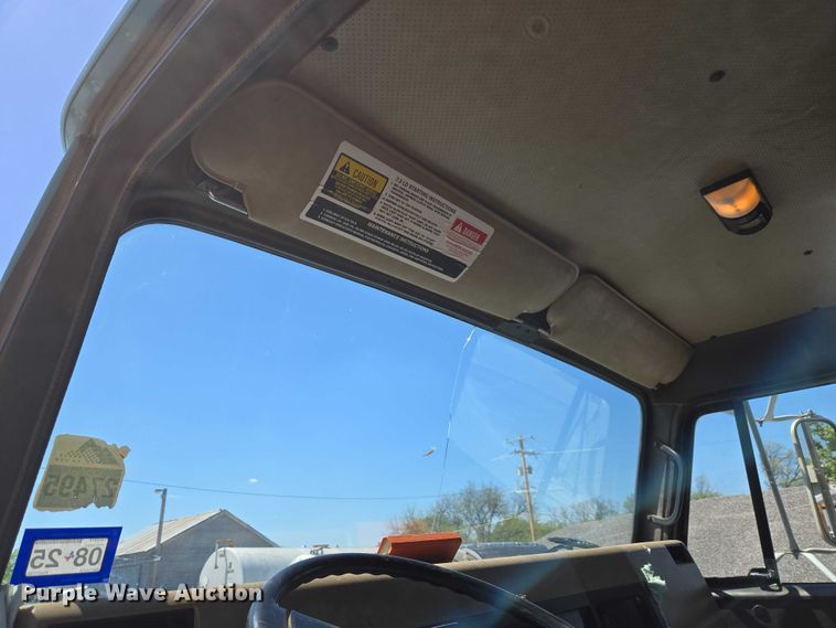 image for item ET5169 1993 International 4600 dump truck