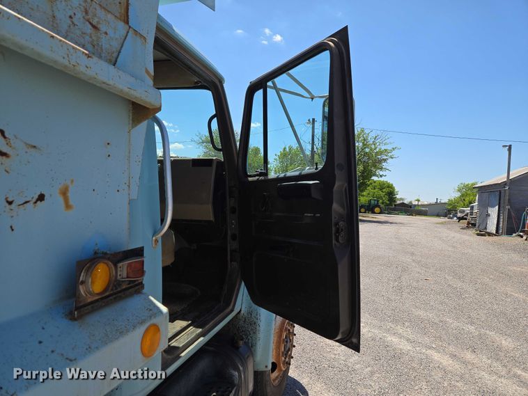 image for item ET5169 1993 International 4600 dump truck