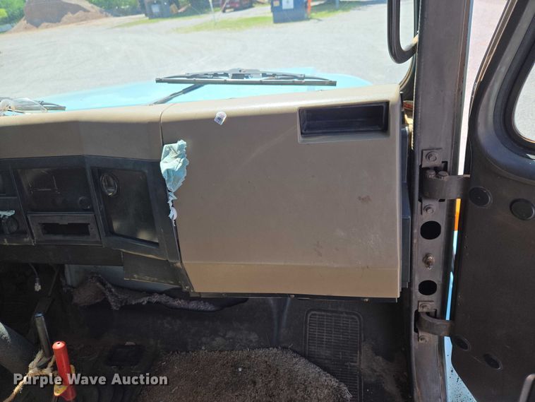 image for item ET5169 1993 International 4600 dump truck