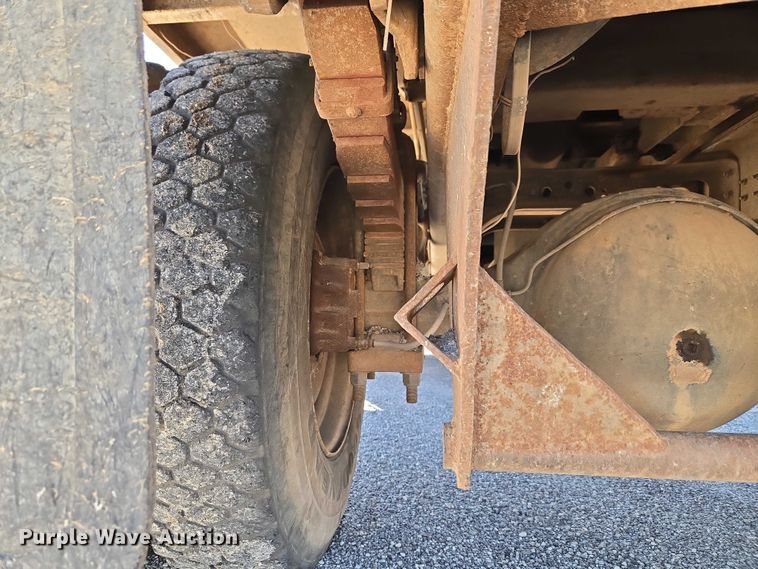 image for item ET5169 1993 International 4600 dump truck