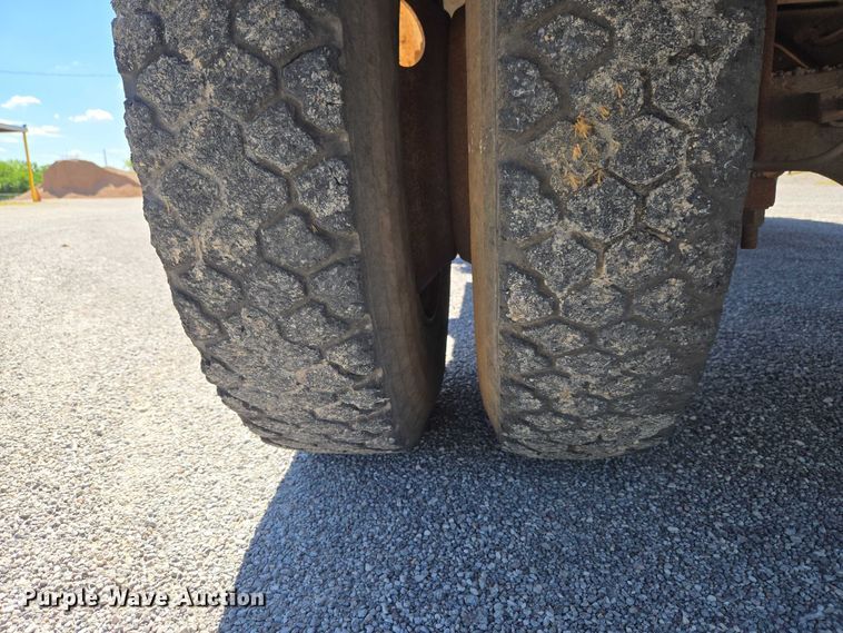 image for item ET5169 1993 International 4600 dump truck