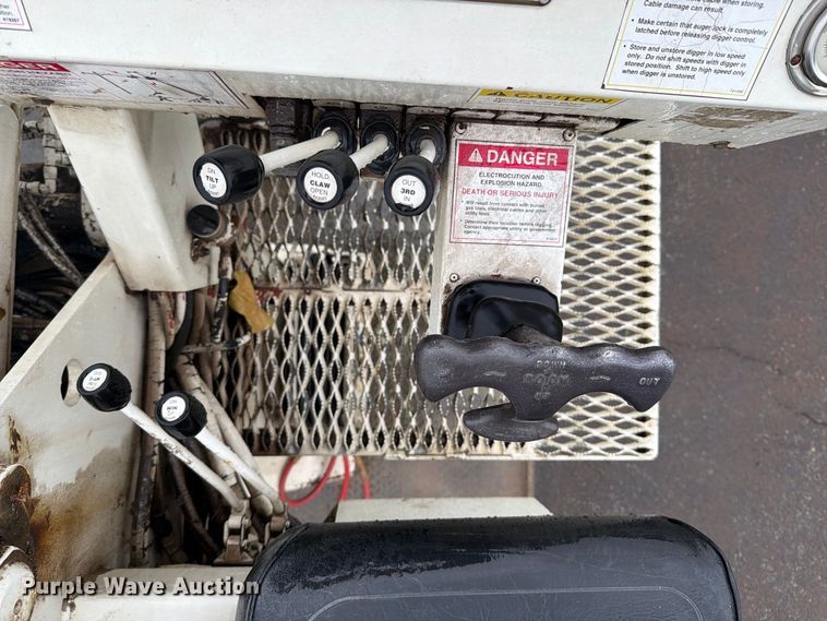 image for item EV2499 1997 Ford F800 digger derrick truck