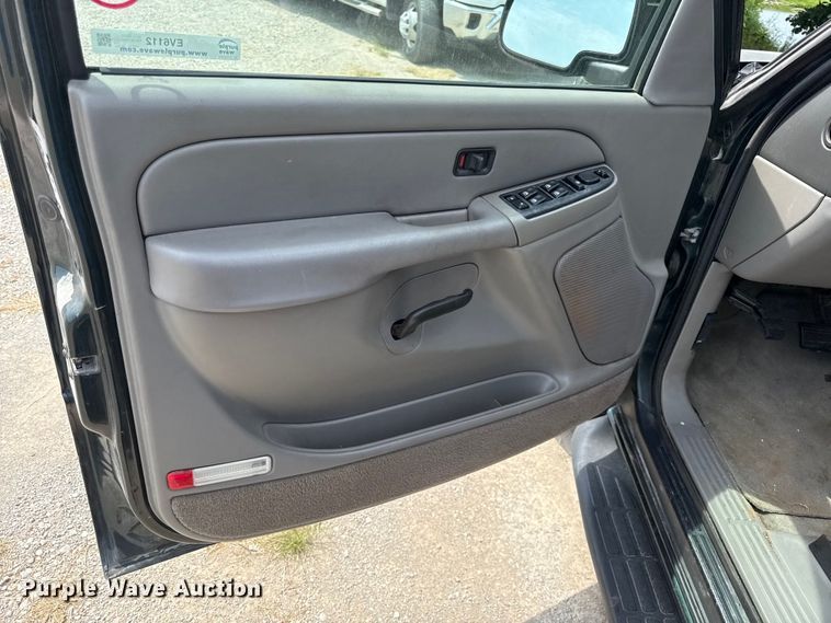 image for item EV6112 2004 Chevrolet Suburban 1500 SUV