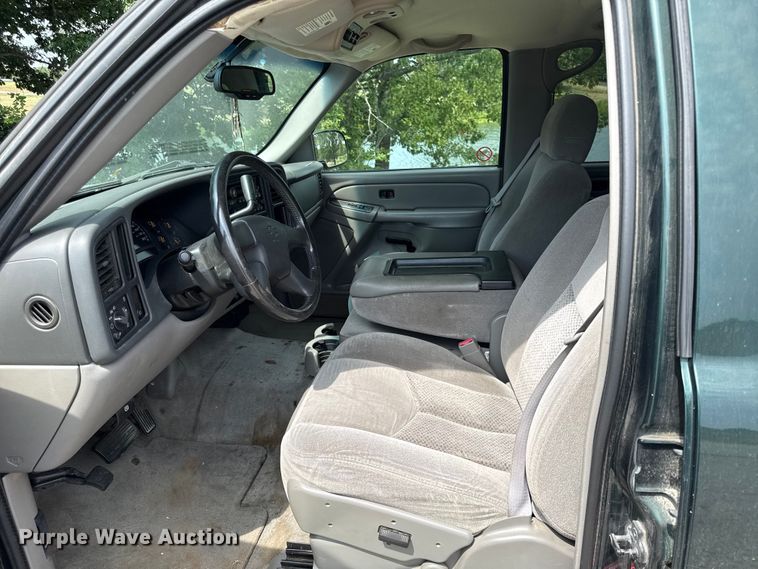 image for item EV6112 2004 Chevrolet Suburban 1500 SUV