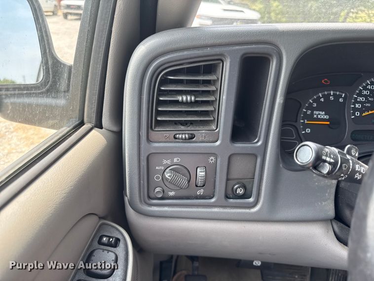 image for item EV6112 2004 Chevrolet Suburban 1500 SUV