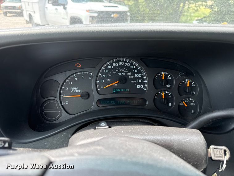 image for item EV6112 2004 Chevrolet Suburban 1500 SUV