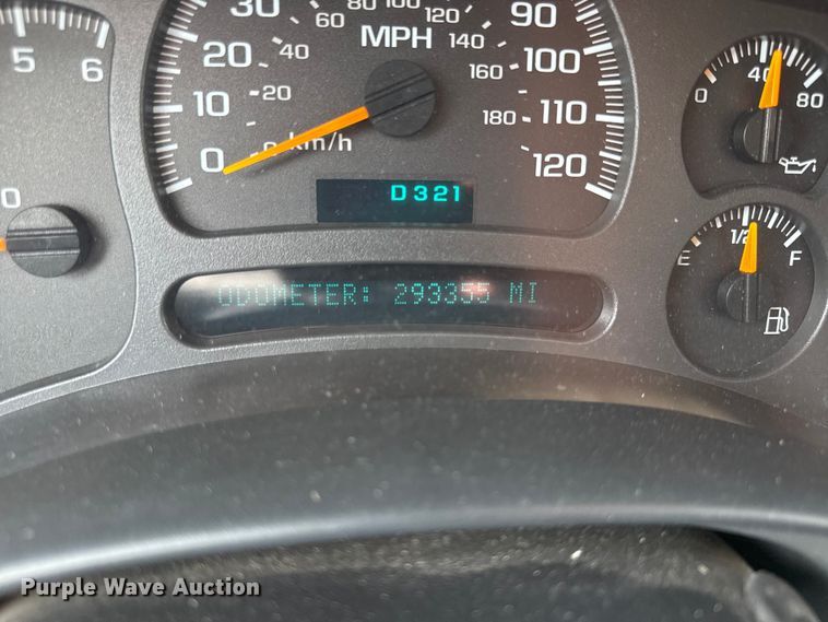 image for item EV6112 2004 Chevrolet Suburban 1500 SUV