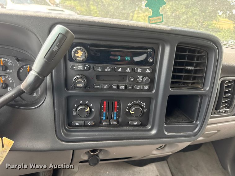 image for item EV6112 2004 Chevrolet Suburban 1500 SUV