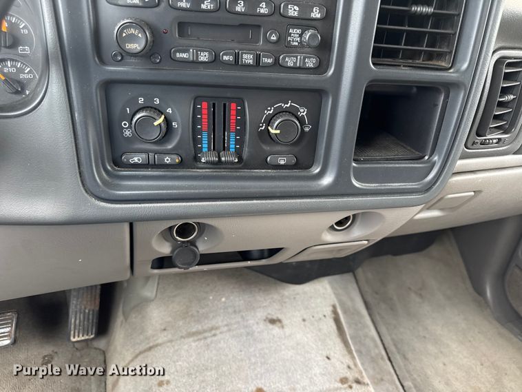 image for item EV6112 2004 Chevrolet Suburban 1500 SUV